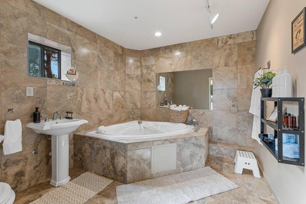 Close To Fresh Creek! Sleeps 12 ~ Amazing Views W/Serene Open Space ~ Hot Tub + Game Room ~ Trails Outside Седона Екстер'єр фото