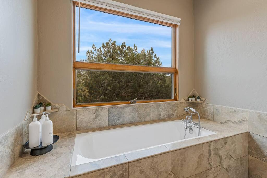 Close To Fresh Creek! Sleeps 12 ~ Amazing Views W/Serene Open Space ~ Hot Tub + Game Room ~ Trails Outside Седона Екстер'єр фото